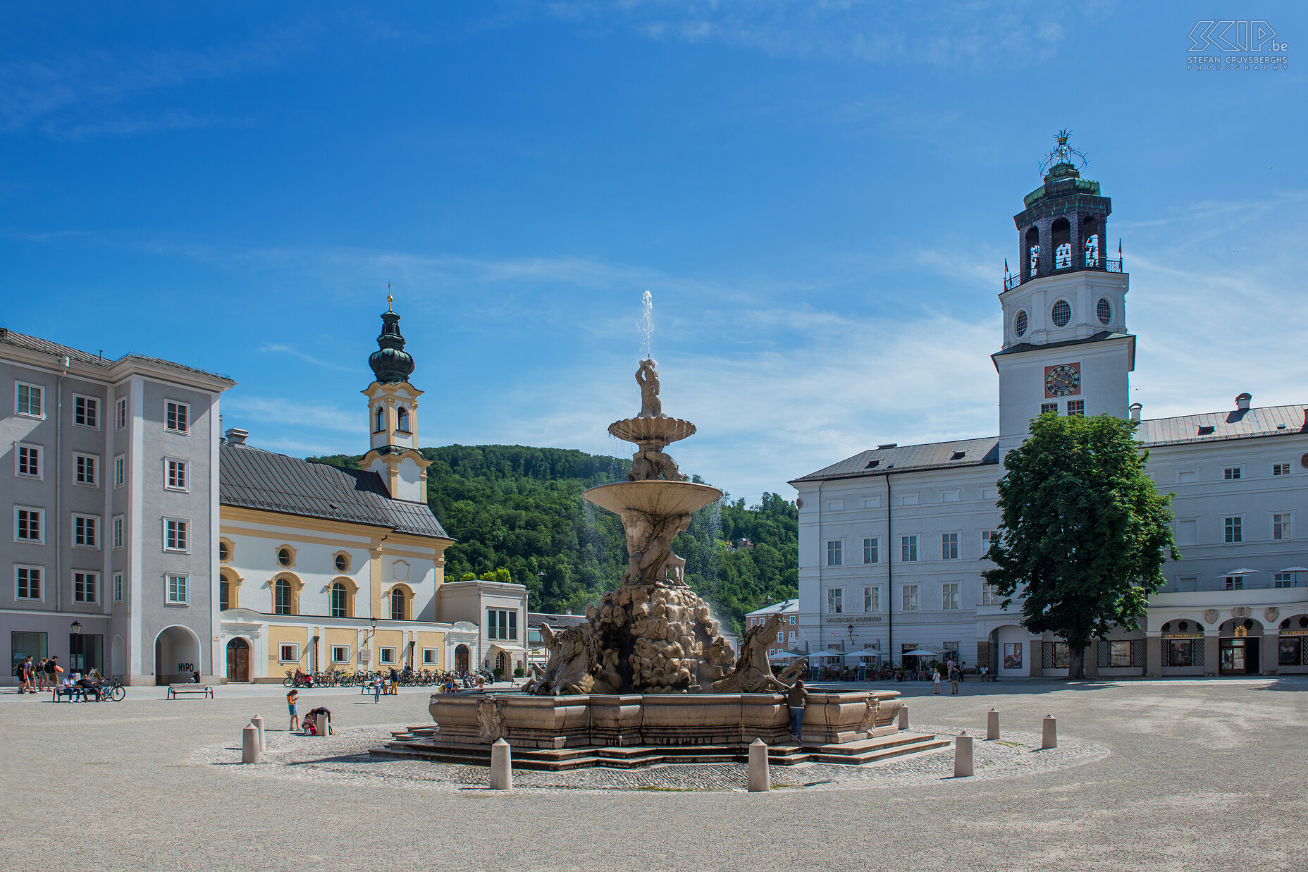 Oostenrijk - Salzburg - Residenzplatz De Residenzplatz ligt in het historische centrum (Altstadt) van Salzburg, omgeven door de kathedraal van Salzburg (Salzburger Dom) in het zuiden en de Alte Residenz in het westen.  Stefan Cruysberghs